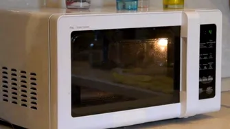 De ce geamul cuptorului cu microunde are acele „găuri” mici? Mulți români nu știu la ce ajută, de fapt