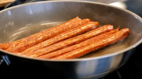 Rețetă tradițională cu mămăligă cu brânză, ouă ochiuri și Cârnați Grătărescu de la Cris-Tim