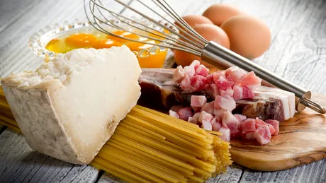 Secretul spaghetelor carbonara ca-n Italia: NU se folosește smântână! Vezi rețeta din 5 ingrediente
