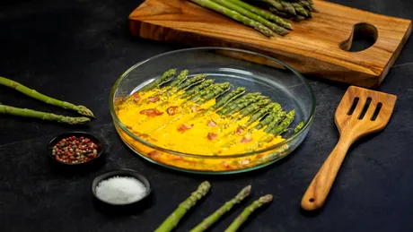 Sparanghel copt cu brânză cheddar și Șuncă din Piept de Pui Matache Măcelaru'