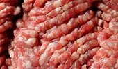 De ce este periculoasă carnea tocată vândută la vrac. La ce să fii atent când o cumperi din magazin