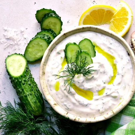 Cum prepari tzatziki de casă, la fel ca-n Grecia. Ingredientul care îi dă un gust aparte
