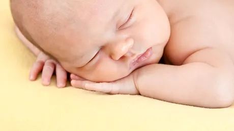 Somnul bebeluşului: greşelile care duc la disconfortul celor mici