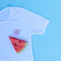Trucuri SIMPLE ca să scapi rapid de petele de pepene roșu de pe haine