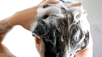 Ce să pui în șampon ca să nu îți mai cadă părul. Remediul natural care te ajută