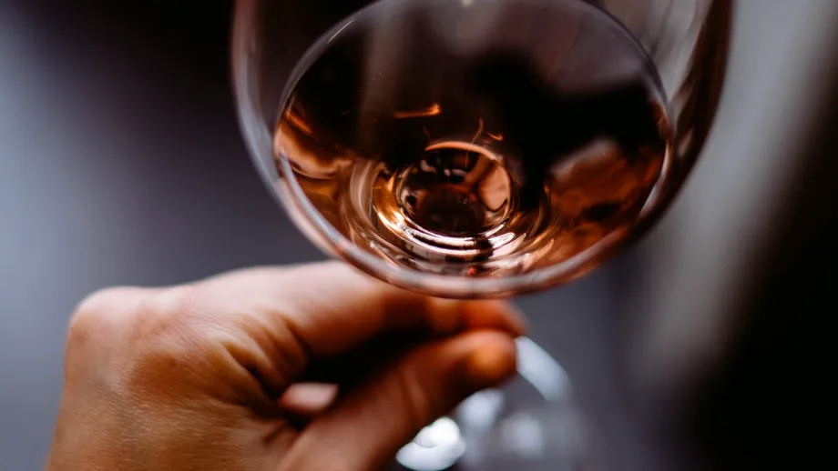 Câte pahare de vin beau zilnic oamenii care trăiesc până la 100 de ani. Secretul longevității din „Zonele Albastre”