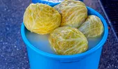 Ce trebuie să adaugi printre verzele din butoi ca să rămână crocante și aromate? Bunicile foloseau acest ingredient