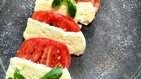 Ai încercat rețeta românească de Cașprese? E mai bună decât varianta italiană Caprese!