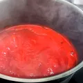 Câte minute trebuie lăsat la fiert sucul de roșii, pentru a obține un gust intens și echilibrat