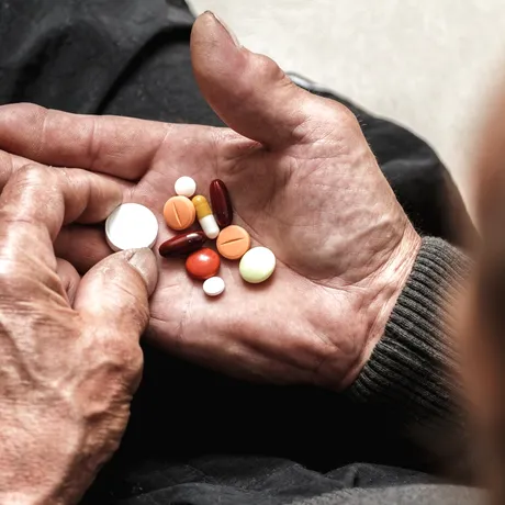 Studiu: Administrarea a cinci sau mai multe medicamente pe zi, asociată cu un risc mai mare de deces în rândul vârstnicilor