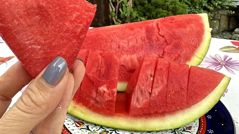 După ce dată nu mai sunt buni pepenii verzi. Care sunt cele 3 semne că pepenele este „trecut”