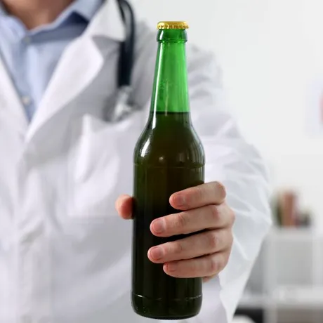 Mit sau adevăr? Medicii explică de ce berea NU ajută la eliminarea pietrelor la rinichi
