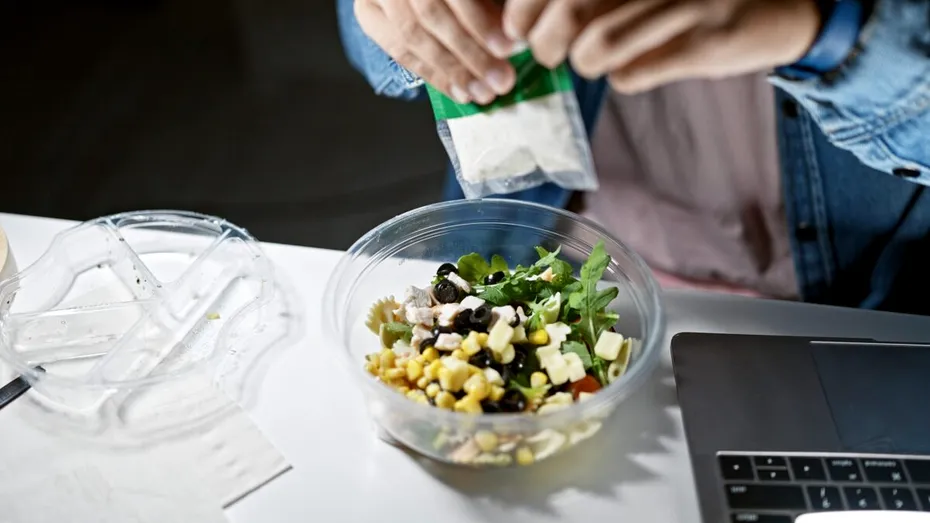 3 sosuri versatile care transformă orice salată: rețete simple pentru mese sănătoase și variate