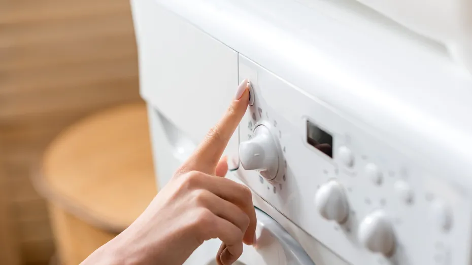 Funcția necunoscută a mașinii tale de spălat. Te ajută să elimini murdăria eficient și economisești și bani la factură
