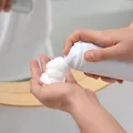 De ce ar trebui să pui spumă de ras pe oglinda din baie