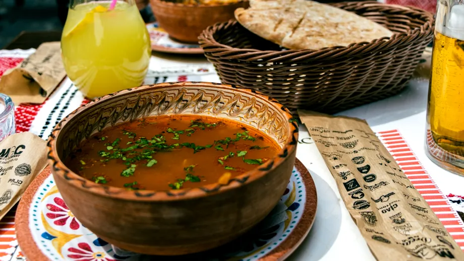 Ciorbă de varză murată. Se servește cu afumătură și e un deliciu