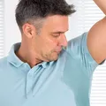 Bărbații renunță la duș și deodorant ca să atragă femeile. Ce spun oamenii de știință despre noul trend de pe TikTok