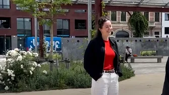 „Nu îmi este rușine cu banii mei”! O femeie și-a făcut salariul public pe un panou publicitar