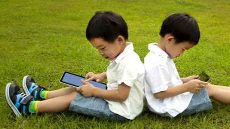 Atenţie, părinţi! iPad-urile şi electronicele moderne sunt periculoase pentru copii