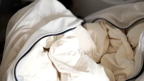 Cum să speli o plapumă prea mare pentru mașina de spălat. Soluția SIMPLĂ pentru o curățare ca la carte