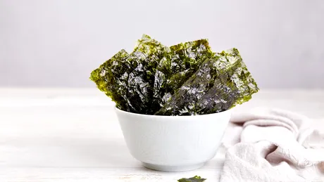 Chipsurile nori, o gustare slab calorică bogată în iod, indicată celor care au deficit de hormoni tiroidieni sau colesterol crescut