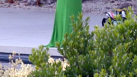 Jennifer Lopez, fără chiloți și în papuci de casă la o ședință foto