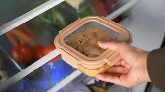 De ce se formează apă în caserolele cu mâncare din frigider. Este sau nu semn că alimentele s-au stricat?