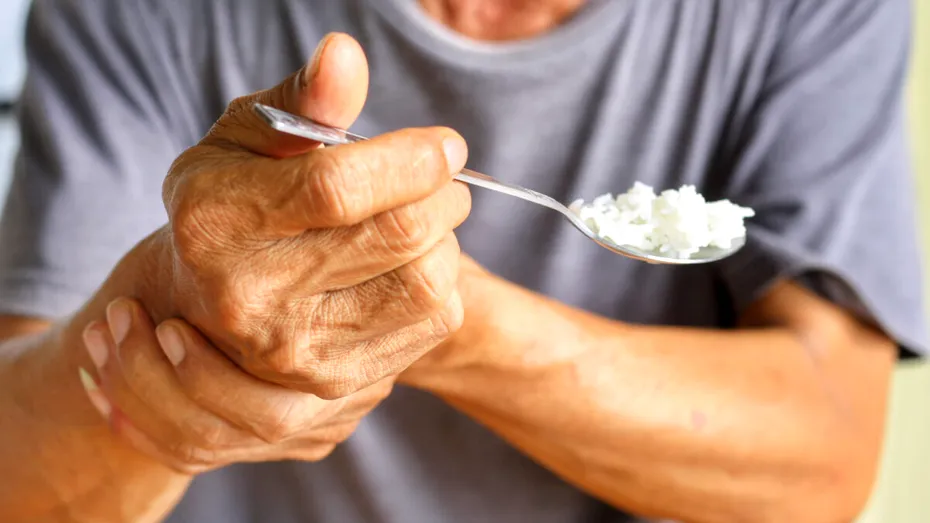 Alimente care intensifică simptomele bolii Parkinson. Ce să eviți complet!