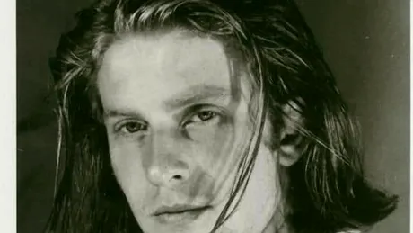 Îl recunoști? Astăzi este unul dintre cei mai îndrăgiți actori, însă drumul lui nu a fost deloc ușor