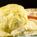 Câtă sare se adaugă la varza murată în butoi pentru a rămâne crocantă