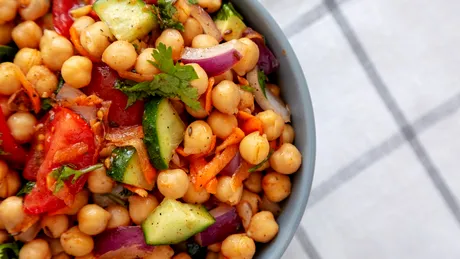 Salata caldă de năut, soluția rapidă pentru zilele de post. Este ieftină și gata în câteva minute!