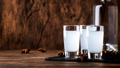 Cum să utilizezi vodca pentru a curăța locuința. Metodele geniale prin care poți scăpa de mucegai și petele de grăsime