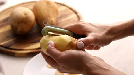 Fructe și legume pe care să nu le mai cureți de coajă. Avertismentul făcut de un nutriționist. „Aruncați nutrienții la gunoi!”