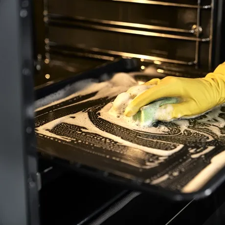 Cum cureți tava de cuptor arsă sau plină de grăsime. 4 metode cu care n-ai cum să dai greș