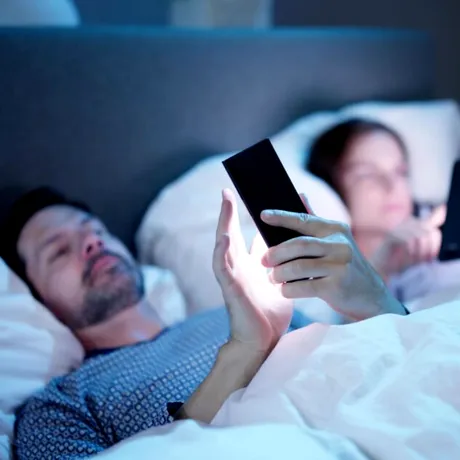 De ce verificarea telefonului înainte de culcare poate deveni un reflex greu de întrerupt