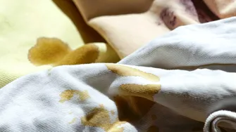 Trucul simplu care scoate petele de cola de pe haine fără să strici țesătura