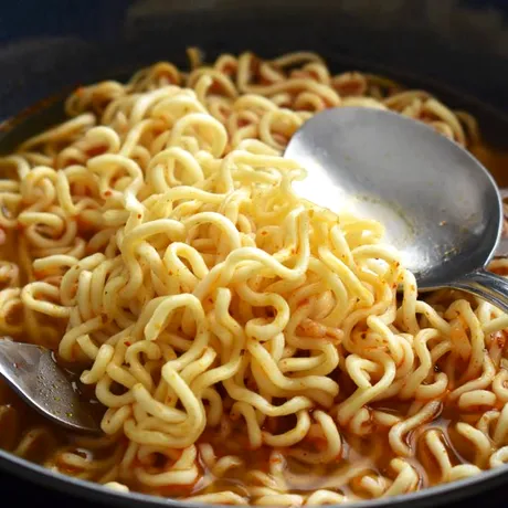 Alimente care îți „sufocă” organele. Cum se modifică inima, creierul sau oasele când mănânci chips-uri sau supă la plic