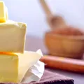 Greșeala banală care îți poate strica prăjiturile. Ce tip de unt se recomandă pentru un blat pufos și fraged