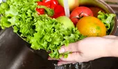 10 fructe şi legume pe care să nu le mănânci niciodată fără să le speli înainte