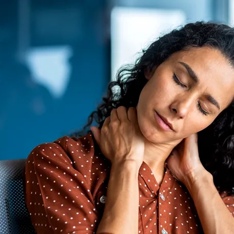 Simți durere în zona cefei? Află ce îți transmite corpul și când e timpul să mergi la medic