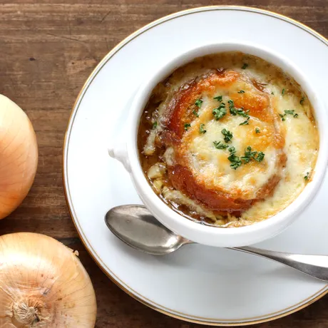 Rețetă supă franțuzească de ceapă gratinată. Cum se prepară și cum se servește?