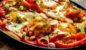 Shakshuka cu ouă și Cârnați Grătărescu Cris-Tim