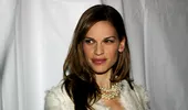 Hilary Swank este însărcinată cu gemeni la 48 de ani. Medicii spun că ar putea avea o sarcină sănătoasă, în anumite condiții