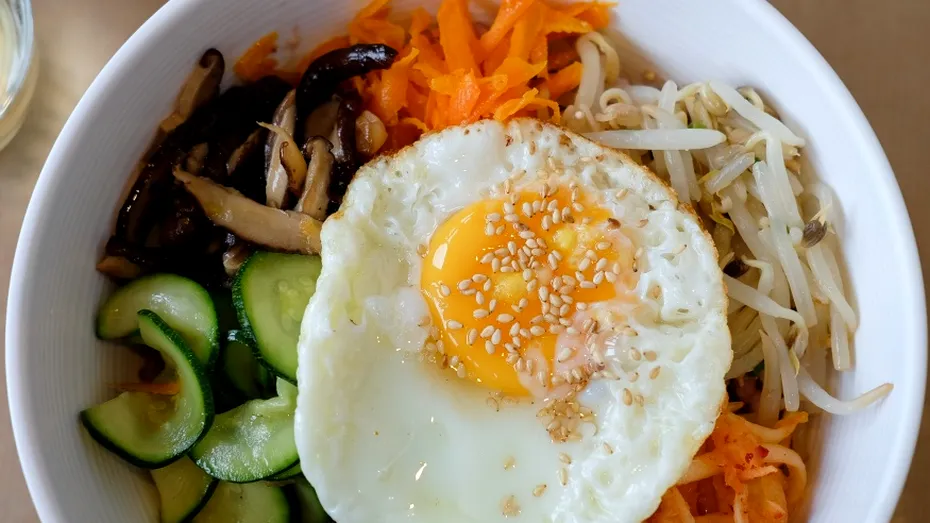 Bibimbap, preparatul coreean care transformă un bol de orez într-un adevărat spectacol de gusturi