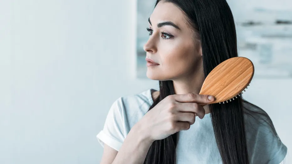 Cum să cureți peria de păr corect. 3 pași simpli pe care să îi urmezi