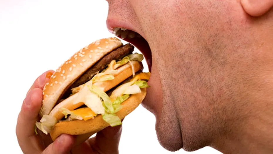 Lipsa somnului ne îndeamnă să consumăm fast food