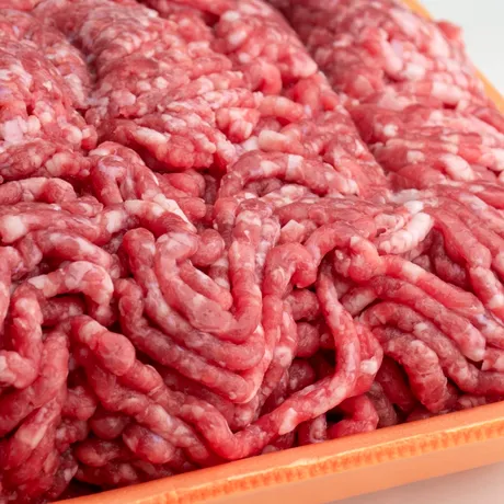 Cum să decongelezi corect carnea tocată. Greșeala care crește riscul de bacterii