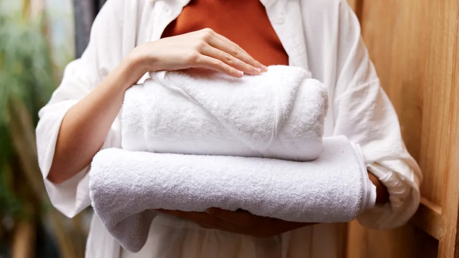 Cum să ai prosoape pufoase după fiecare spălare. Secretul e 100% natural