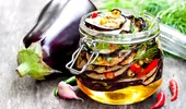 Vinete cu adjică, la borcan. Rețeta picantă care e un adevărat deliciu