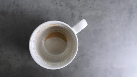 De ce se pătează cănile de cafea și ceai? 5 metode prin care le poți curăța fără să le zgârii
